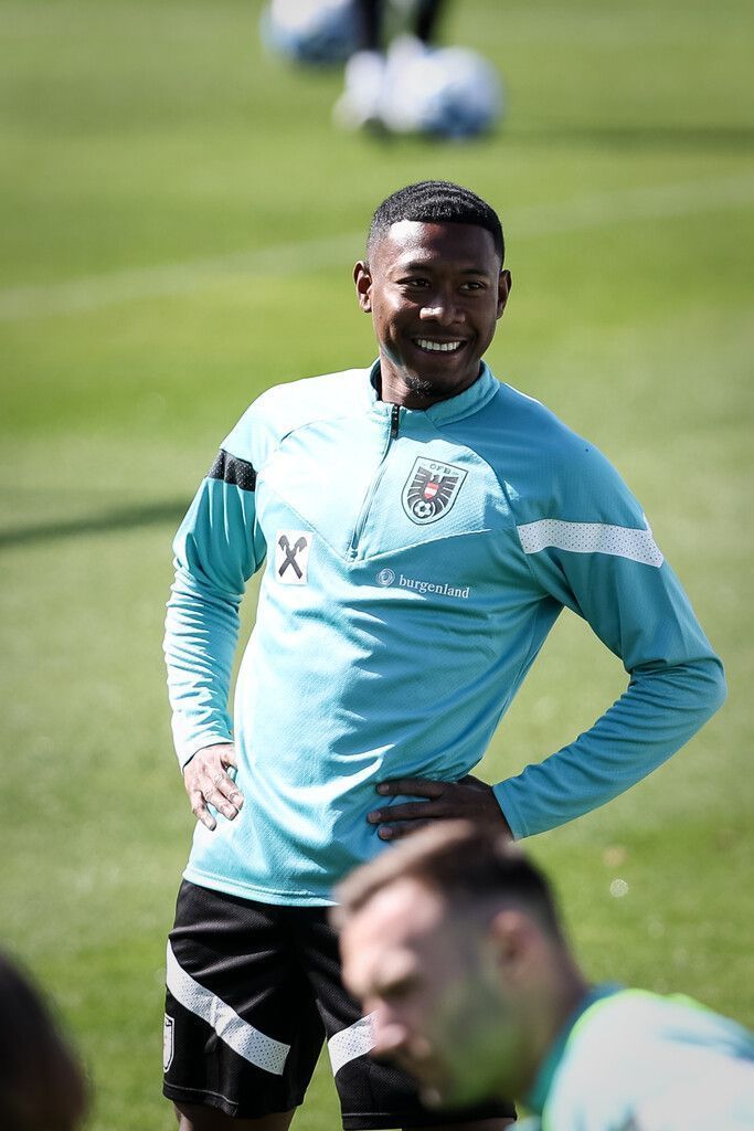 Gute Laune bei der Rückkehr von David Alaba auf den Platz. Gepa