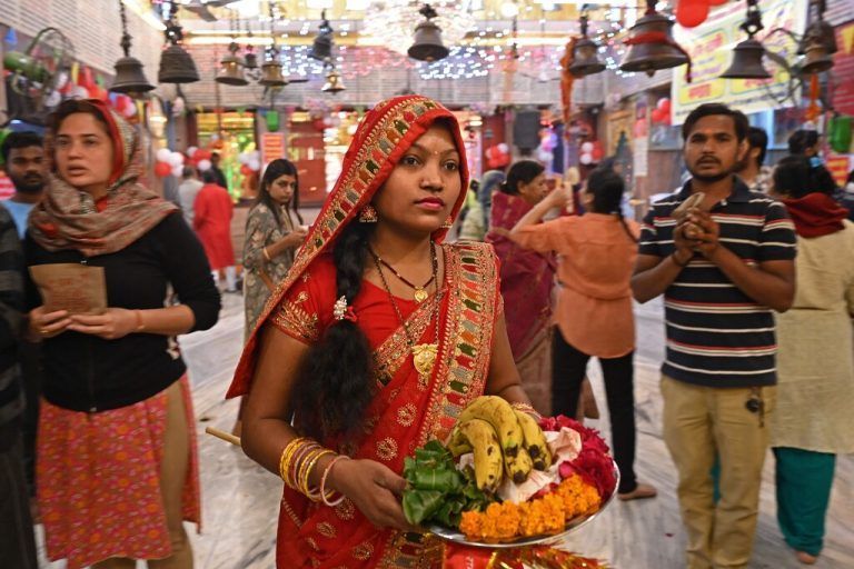 Hindus versammeln sich anlässlich des Rama-Navami-Festivals für Gebere in einem Tempel in Neu-Delhi. AFP