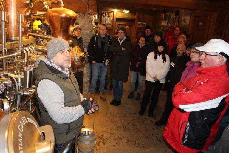 Höchste Qualität ist auch in der Bergbrennerei angesagt. Meisterbrenner Oliver Huber lädt zu Führungen und zum Shoppen in den Brennereiladen ein.