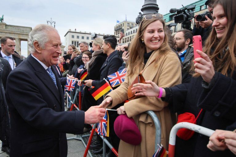 Hunderte Royal-Fans warteten stundenlang am Brandenburger Tor. Reuters