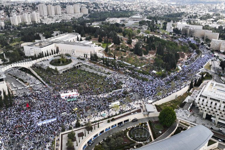 Hunderttausende Menschen versammelten sich, wie hier vor der Knesset.AP