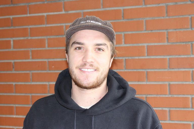 Ich komme ursprünglich aus der Bauindustrie und habe eine Lehre als Dachdecker/Spengler gemacht. Der Zivildienst hat mir gezeigt, dass ich mehr mit Menschen arbeiten möchte, deshalb habe ich mich für die Ausbildung Familienarbeit and der SOB entschieden. Dieses Jahr ermöglicht die Schule sogar ein Auslandspraktikum in Irland (mit ERASMUS+), das mich sehr interessiert und an dem ich teilnehmen möchte. Maximilian Spalt, Ausbildung Familienarbeit
