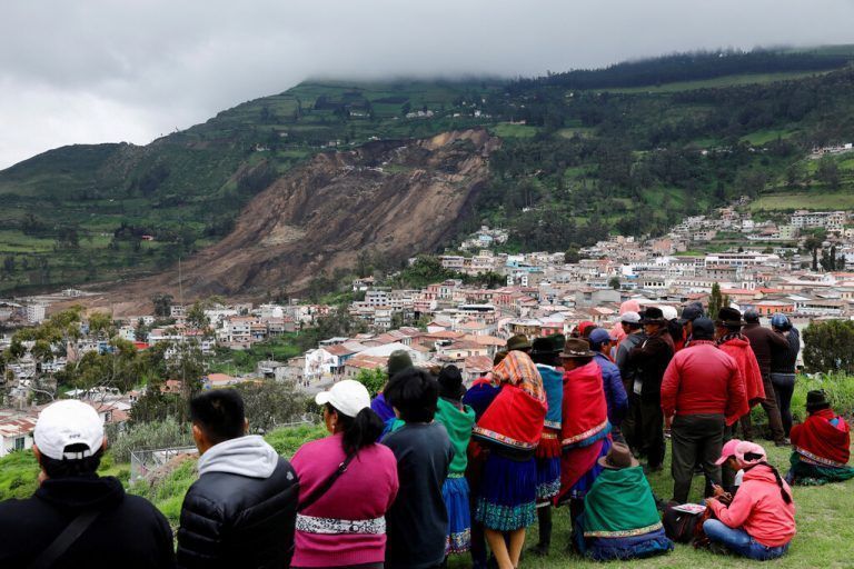 In Alausi, Ecuador, blicken diese Anrainer auf einen verheerenden Erdrutsch, der durch heftige Regenfälle ausgelöst worden ist. Reuters