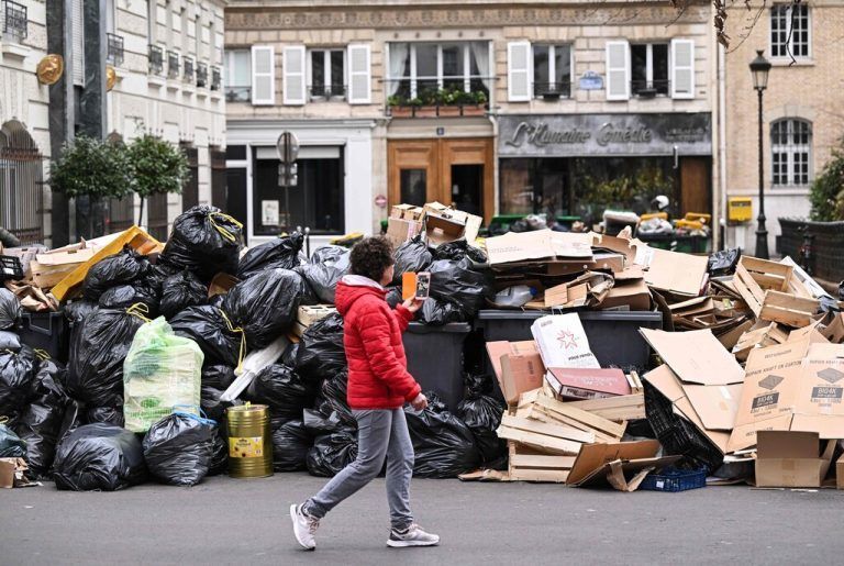 In dieser Straße in Paris quellen die Hausmüllcontainer über. Hintergrund ist ein Streik gegen die geplante Pensionsreform. AFP