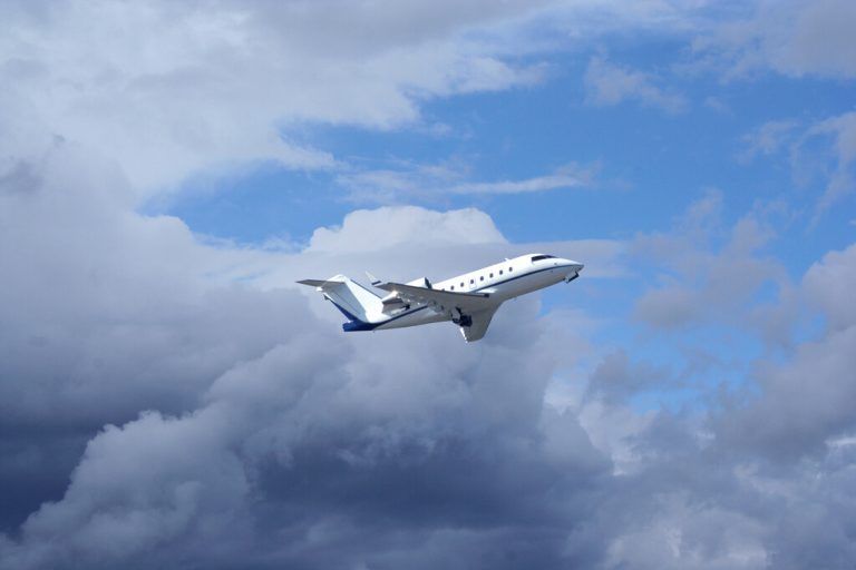 In Europa ist die Zahl der Privatjet-Flüge 2022 um 64 Prozent auf 572.806 angestiegen. Adobe