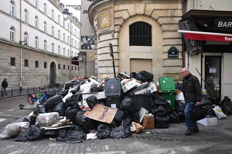 In Paris stapelt sich der Abfall. Die Müllabfuhr streikt im Zusammenhang mit der umstrittenen Pensionsreform, die nach dem gescheiterten Misstrauensvotum vom Montagabend nun offiziell beschlossene Sache ist. AFP