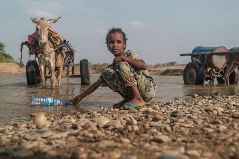 In vielen afrikanischen Ländern haben Kinder keinen Zugang zu sauberem Trinkwasser. ap