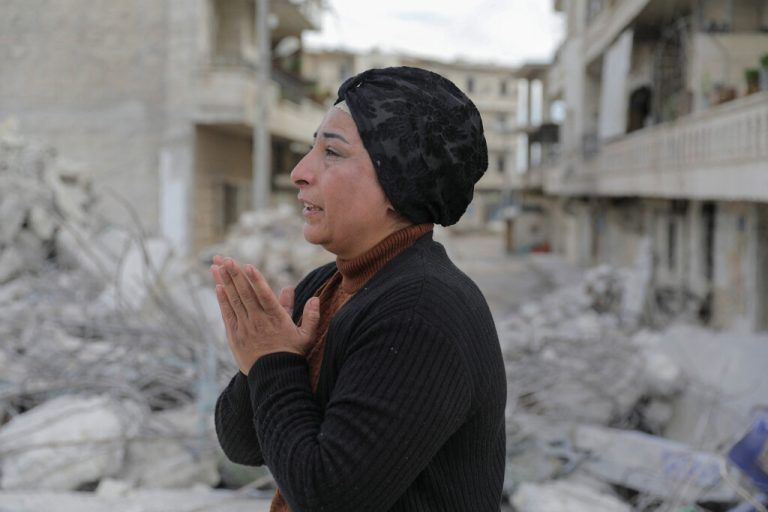 Intisar Sheikho steht in Syrien auf den Trümmern jenes Hauses, in dem ihr Bruder lebte. Das Erdbeben im letzten Monat hat es zerstört. Reuters