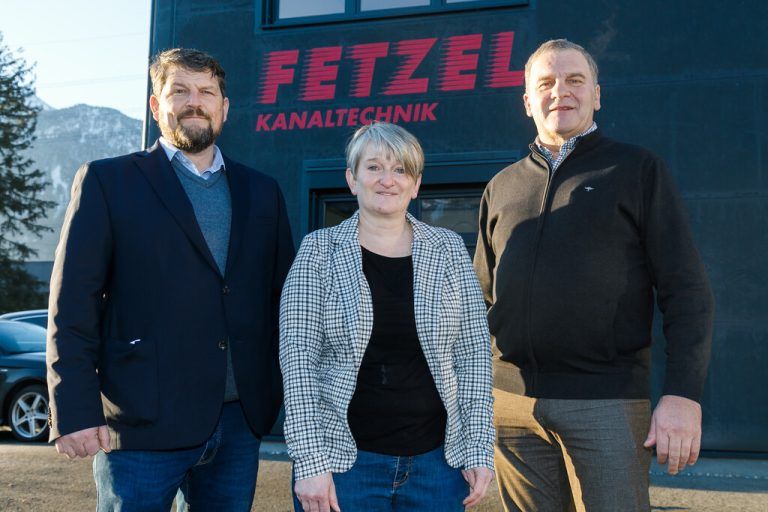 Josef Helbok und Annemarie Fetzel von Fetzel Kanaltechnik mit dem neu bestellten Geschäftsführer Reinhard Fochler (li.). FA/Hofmeister