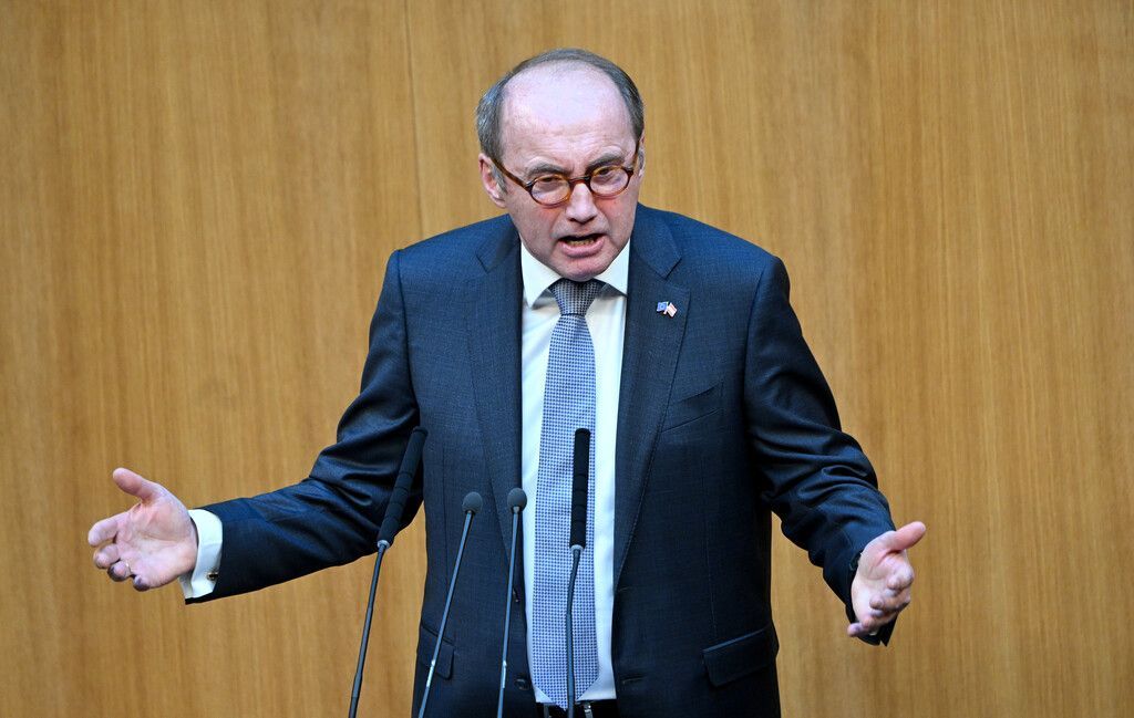 Karas schließt Zusammenarbeit mit Meloni-Fraktion aus