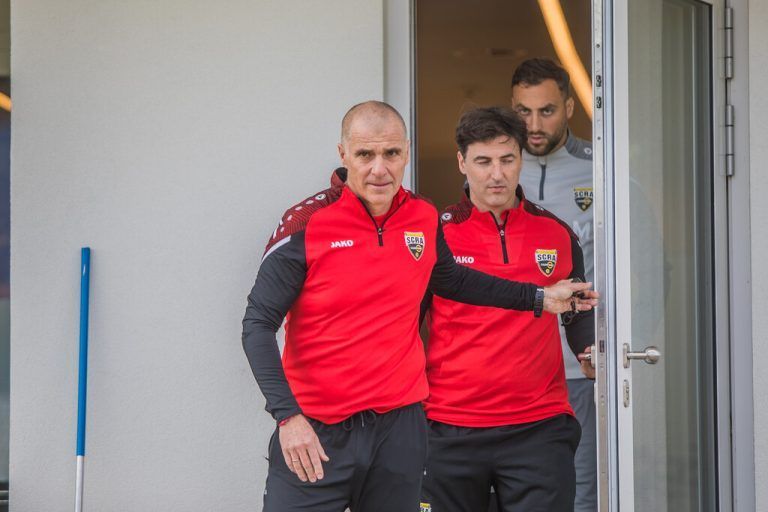 Klaus Schmidt und sein Co Joachim Standfest betreten den Trainingsplatz.