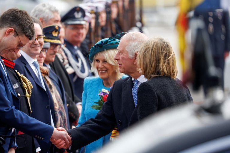 König Charles III. und Ehefrau Camilla wurden am Flughafen Berlin-Brandenburg empfangen. Reuters