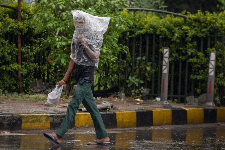Kreativer Schutz gegen starken Regen in der Stadt Jalandhar im nordwestindischen Bundesstaat Punjab. AFP