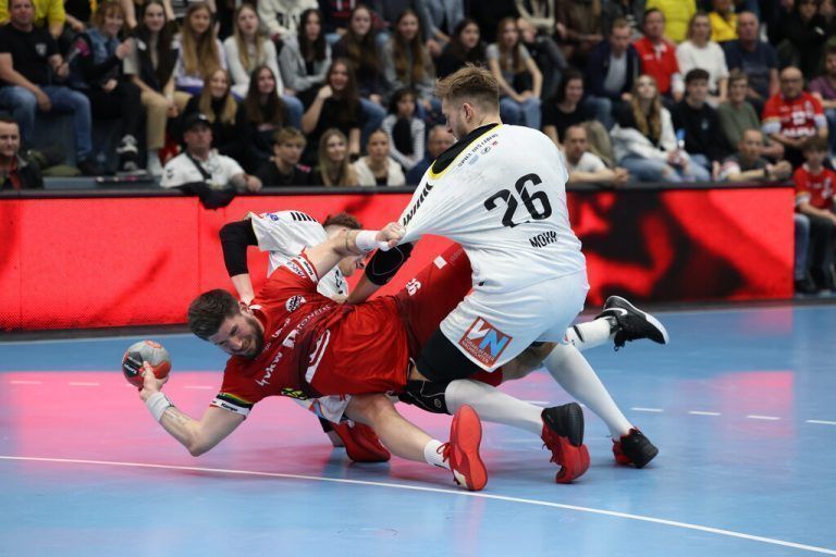 Kreisläufer Jadranko Stojanovic wird von Dian Ramic und Florian Mohr unsanft in die Zange genommen.