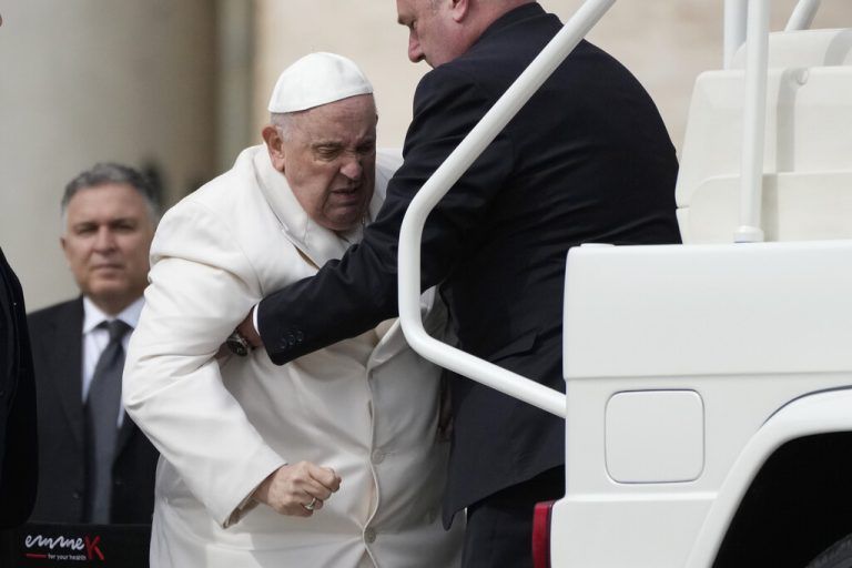 Medien zufolge hatte der Papst am Mittwoch auch mit Herzproblemen zu kämpfen.
