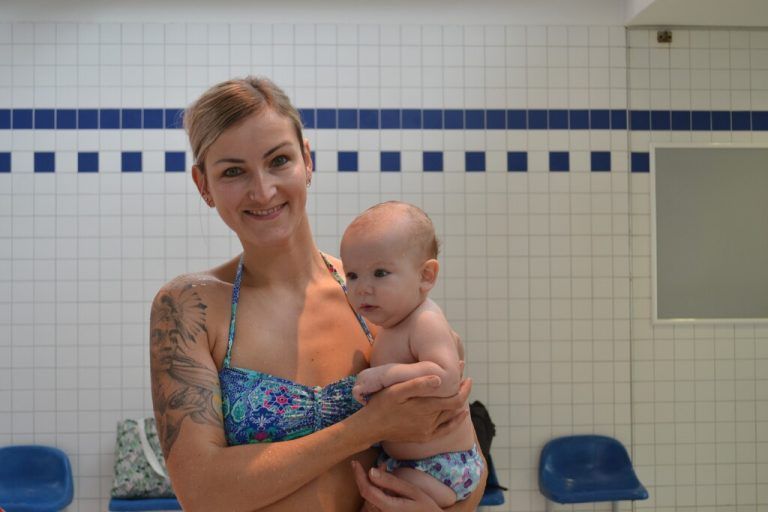 Mir gefällt das Babyschwimmen gut. Ida ist schon das zweite Kind, mit dem ich hier bin. Sie hat keine Angst vor dem Wasser und entdeckt unter Anleitung von Petra ständig Neues. Ramona Lisch mit Tochter Ida, Bludenz