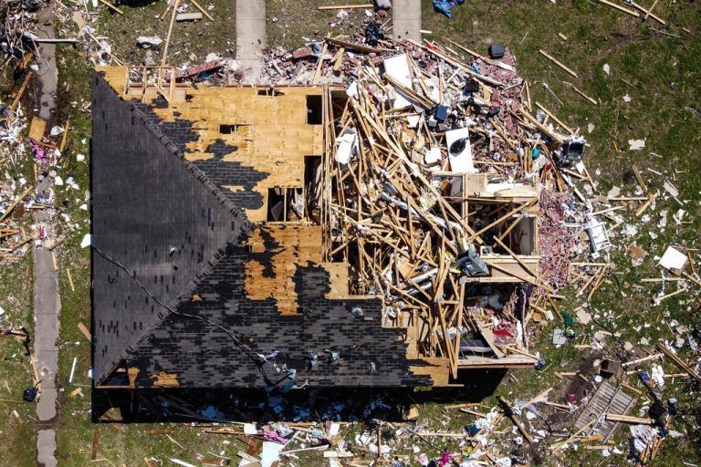 Nach einem Tornado zeigt sich das Ausmaß der Zerstörung an diesem Haus in Rolling Fork im US-Staat Mississippi. AFP