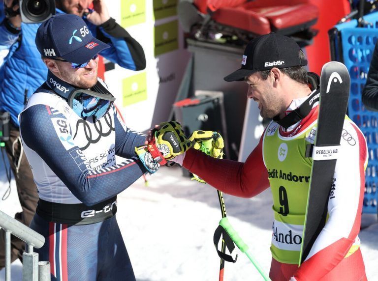 Nach seinem vierten Saisonsieg in Andorra gratuliert Vincent Kriechmayr (r.) Alexander Aamodt Kilde zum Gewinn des Abfahrtsweltcups. GEPA