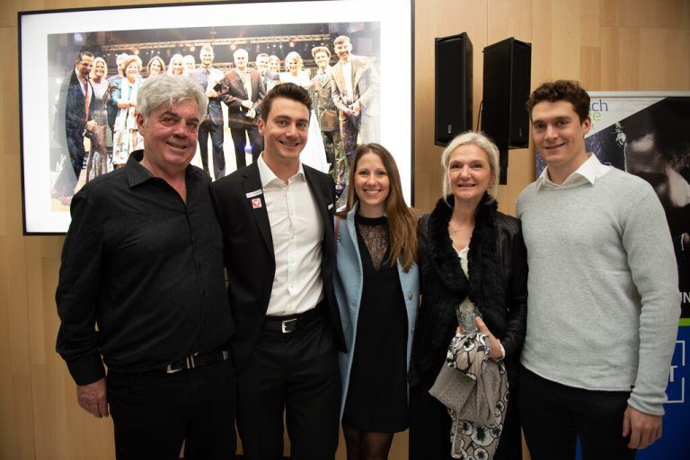 Olympiasieger Alessandro Hämmerle (2. v. l.) mit Papa Hanno, Freundin Julia, Mama Caterina und Bruder Luca.