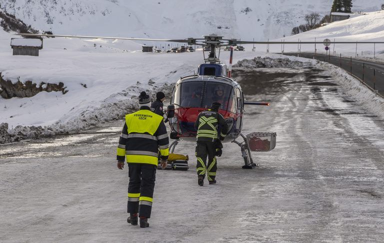 Polizei Hubschrauber Rotes Kreuz Bergrettung Lawine Lawinenabgang Zürs Umfrage Interview