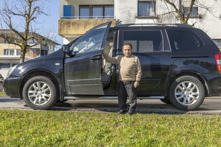 Sedayi fährt ein großes, behindertengerechtes Auto.