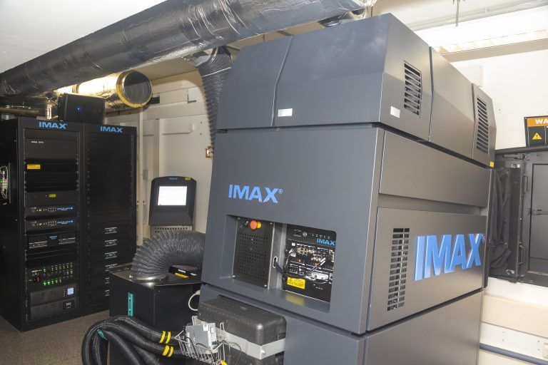 Im Imax werden die Bilder seit 2021 mittels energiesparenden Laserprojektoren auf die Leinwand projiziert.