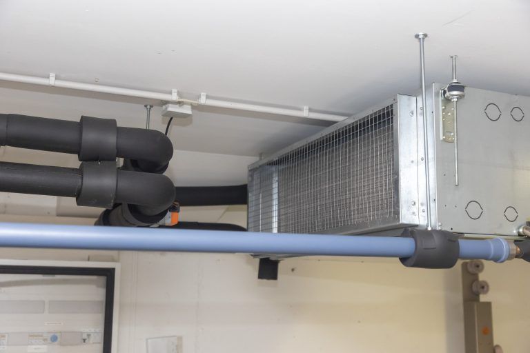 Digitale Projektoren sind sehr wärmeempfindlich. Eine Kühlungim Raum sorgt für eine konstante Temperatur von 25 Grad.