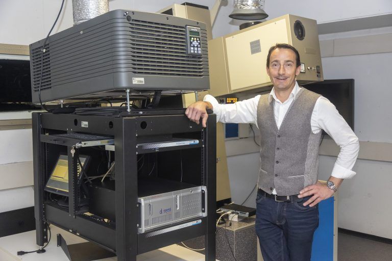 Im Cineplexx Hohenems sind digitale Projektoren längst Standard. Franz Ach kann sich aber noch gut an die analoge Technik erinnern.<span class="copyright"> VN/Paulitsch </span>