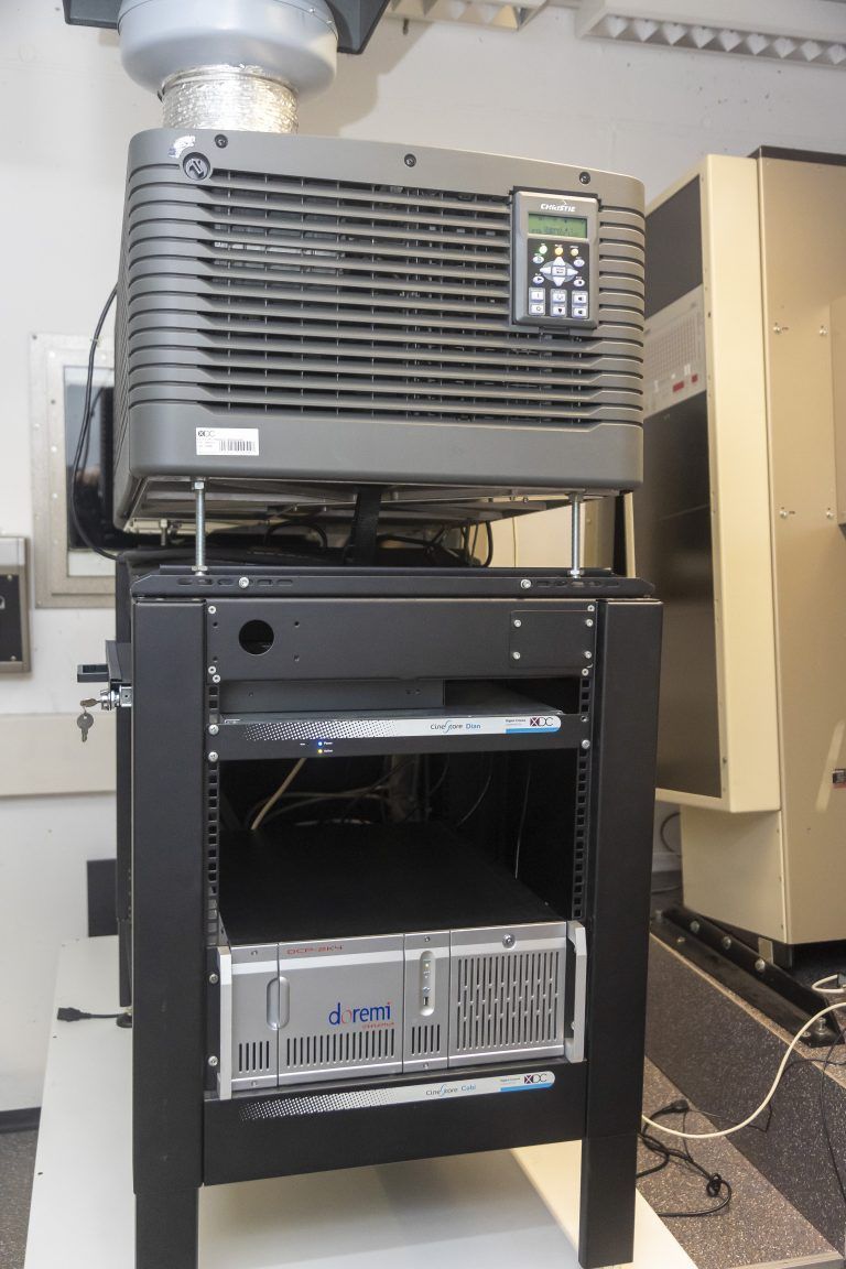 "Wir können den Film nicht einfach so abspielen, dafür benötigen wir einen digitalen Schlüssel", erklärt Ach.