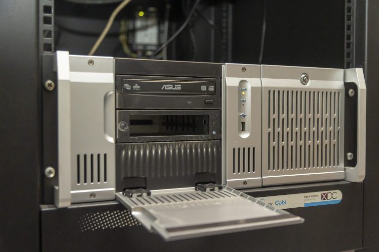 Der Kinofilm ist auf einer Festplatte gespeichert und kann auf die hauseigenen Server übertragen werden.