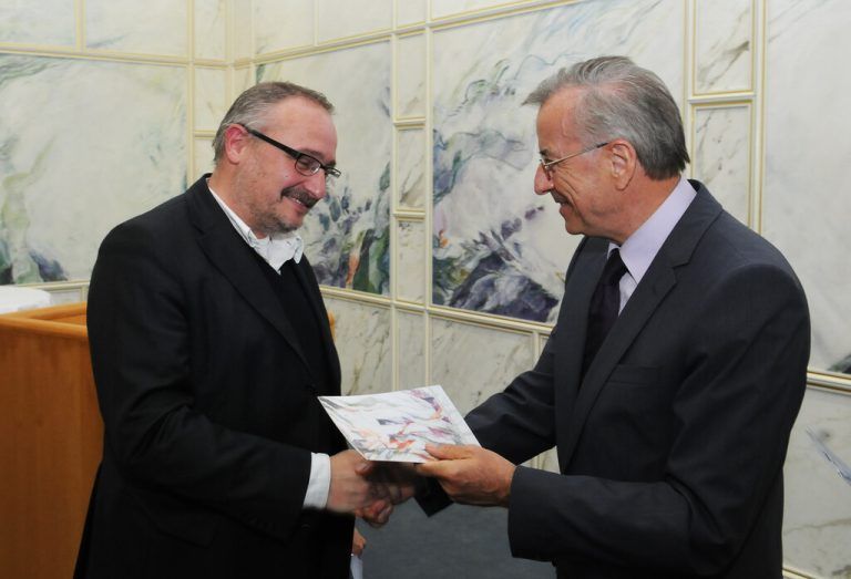 Prof. Robert Rollinger (l.) erhielt 2010 den Würdigungspreis des Landes Vorarlberg von Alt-Landeshauptmann Herbert Sausgruber überreicht. VLK/A.Serra