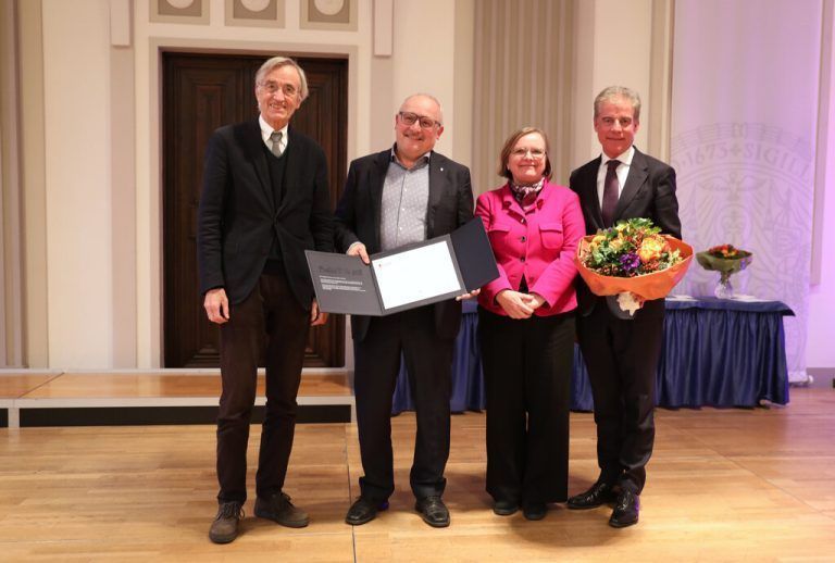 Professor Robert Rollinger (2. v.l.) ist seit 2005 Professor für Alte Geschichte und Altorientalistik der Universität Innsbruck und erhielt den Preis der Stiftung Südtiroler Sparkasse für sein wissenschaftliches Gesamtwerk. UIBK