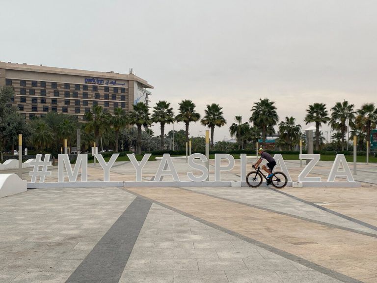 Rückkehr ins Hotel nach einer ersten Radausfahrt vor dem Saisonauftakt in Abu Dhabi.VN