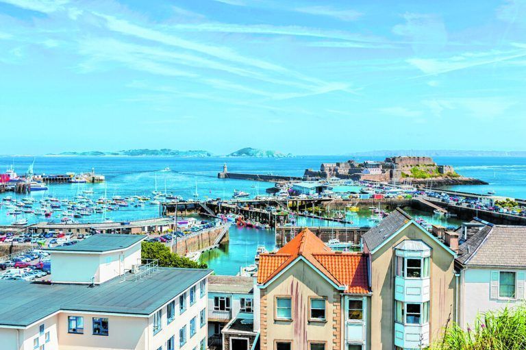 Saint Peter Port zählt gerade mal 19.000 Einwohner, hat aber einiges zu bieten.Shutterstock