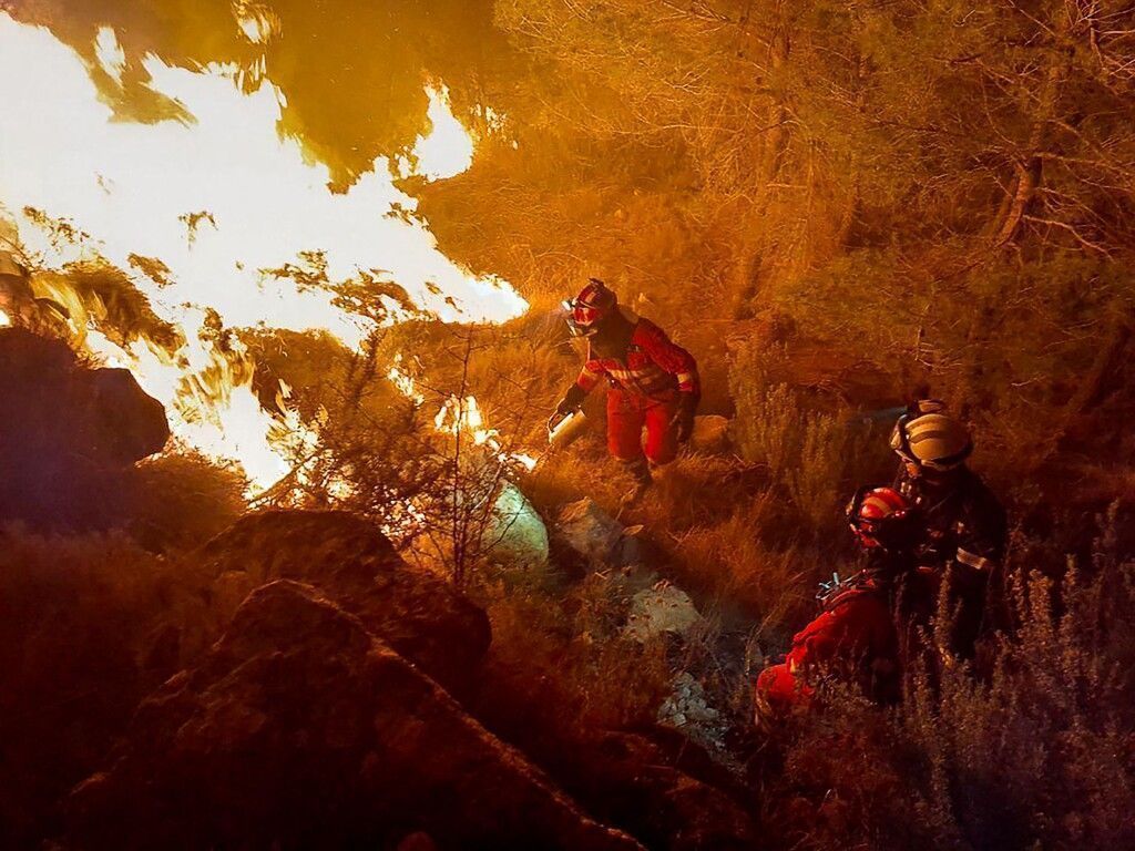 Wind facht Waldbrand in Spanien weiter an