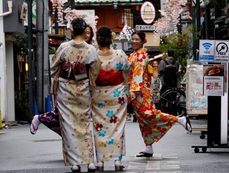 Touristinnen, die Kimonos tragen, posieren im Stadtteil Asakusa in Tokio, Japan, für Fotos. Reuters