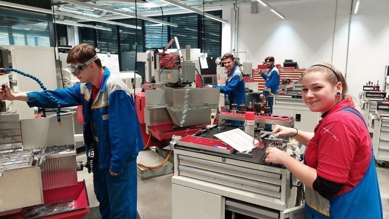 Über hundert Lehrlinge lernen derzeit in der Lehrwerkstätte. ÖBB