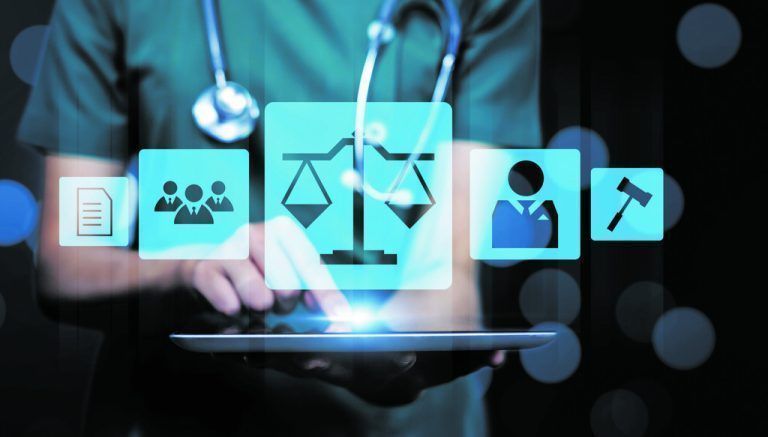 Vor Eingriff: Recht auf adäquate Aufklärung für Patienten über Risiken und Folgen.
