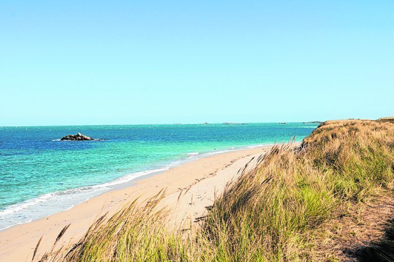Vor Guernsey liegt die kleine Insel Herm mit ihren schönen Sandstränden.Shutterstock