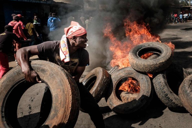 Zahlreiche Menschen protestieren gegen die Regierung und gestiegene Preise in Nairobi, Kenia. AFP