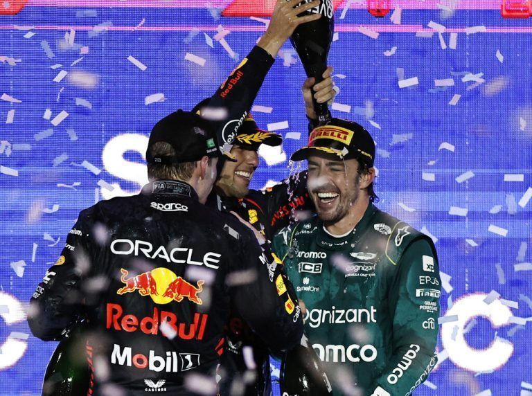 Zu früh gefreut: Fernando Alonso feierte Platz drei neben Sieger Sergio Perez und Max Verstappen, der Spanier wurde aber später um einen Platz zurückversetzt. Ein Mechaniker soll beim Boxenstopp den Aston Martin mit dem Wagenheber zu früh berührt haben. ap