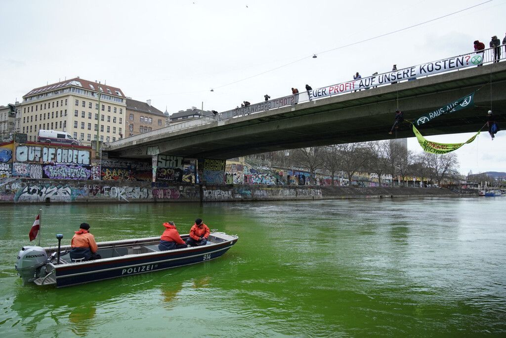 Aktivisten färben Donaukanal grün