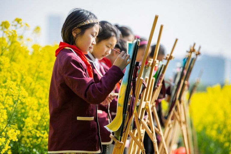 Zwischen blühenden Rapsblumen in Nantong in der östlichen chinesischen Provinz Jiangsu malen Schüler ihre Bilder. AFP