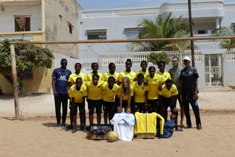 Stolz präsentieren die Spielerinnen von Dorades de Mbour den Trainingssatz aus Altach. Auf dem Bild auch Rebecca Lins (Mitte vorne) und ihr Bruder Johannes (Zweiter von rechts).VN