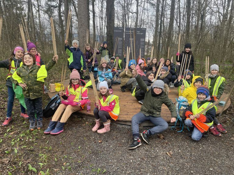 Die Drittklässler der VS Leopold hatten bei der Flurreinigung eine Menge Spaß, staunten aber auch, was die Menschen alles achtlos wegwerfen.cth (2)