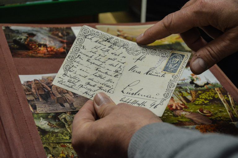 Die Schüler staunten, wie viel Text auf eine Postkarte passt.