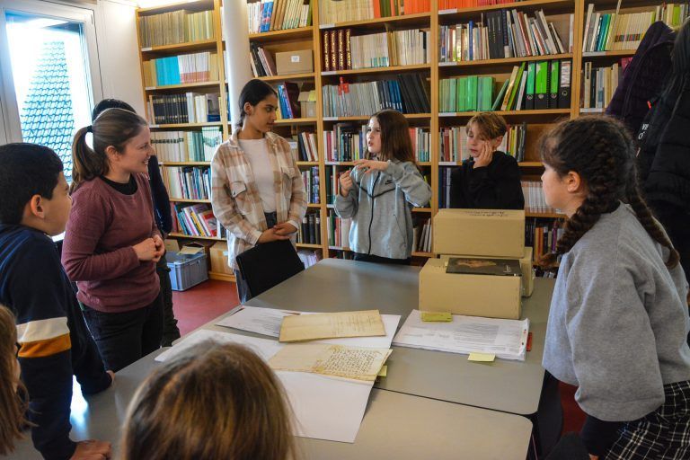Die Lehrerinnen zeigen den Schülern, wie spannend Briefe sind.