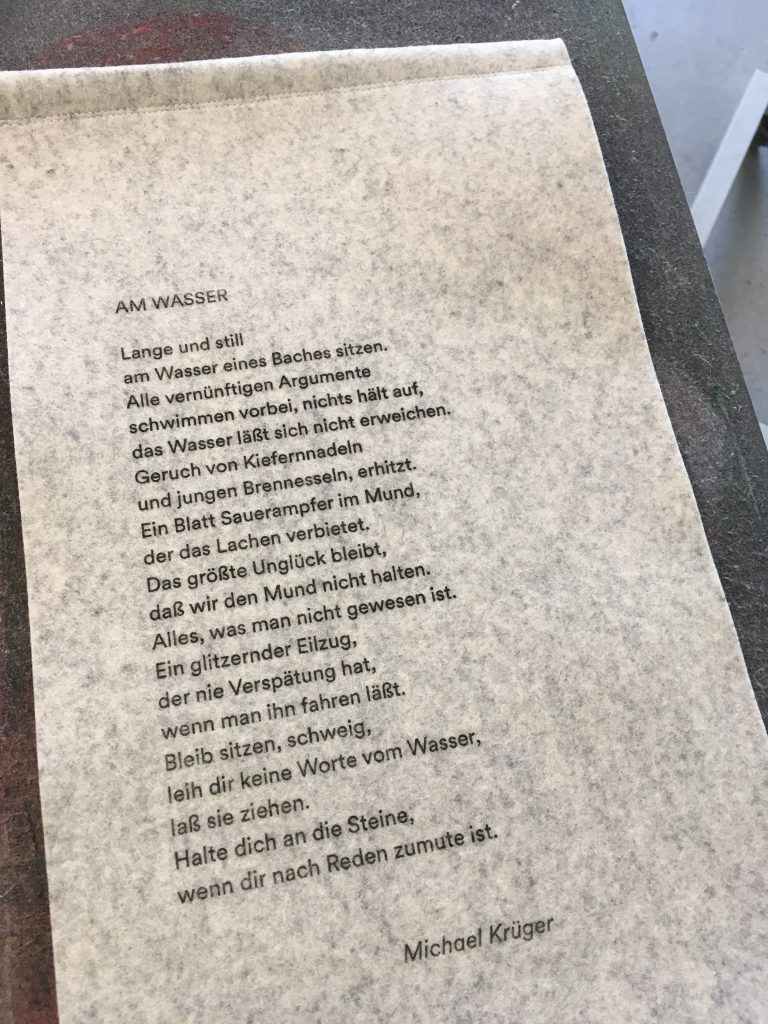 Die Gedichte wurden auf Filz gedruckt.