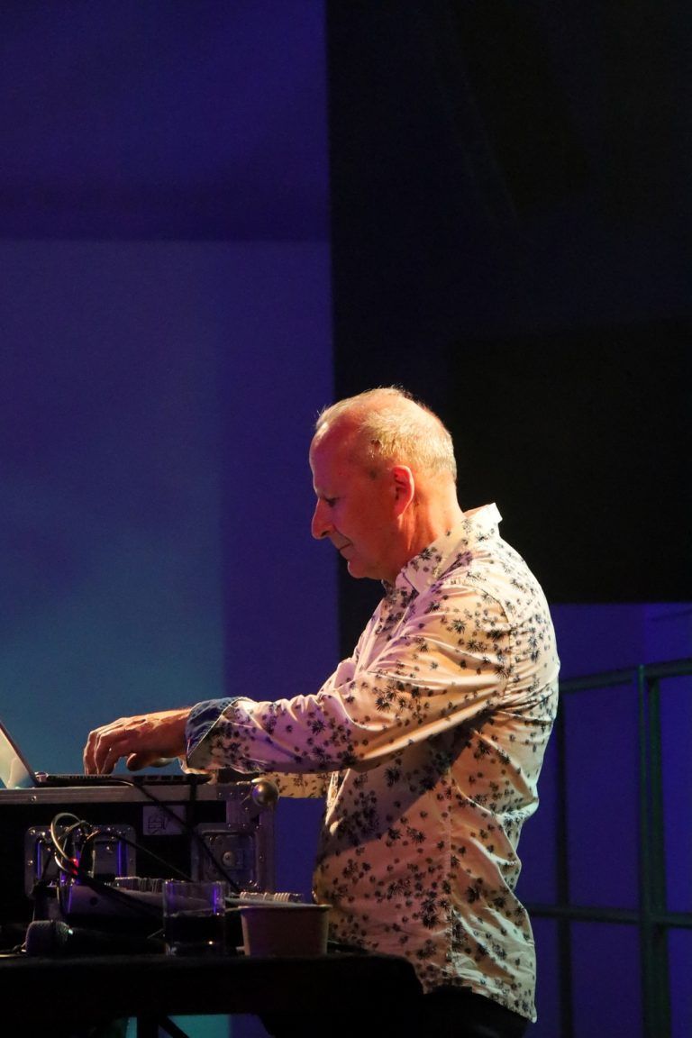 Der DJ legte die passende Musik auf.