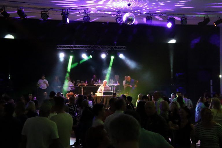 Die Kultnacht kommt an: Volles Haus im Leiblachtalsaal.